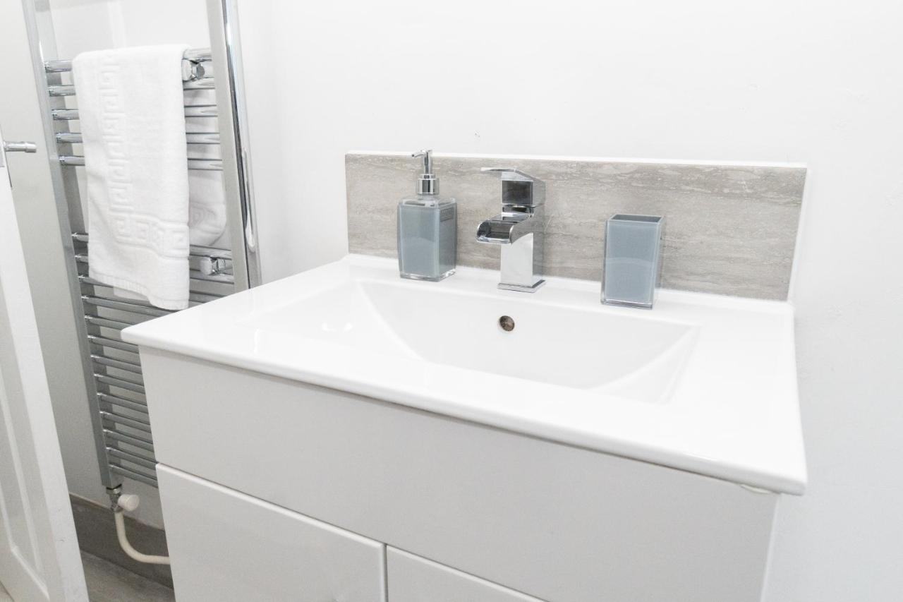 Business Friendly 3Br Home - King Size Beds & Centrally Located Swansea Esterno foto